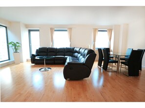 Living area - Breathtaking Modern Flat on the Dockside, Sleeps 6 (London)