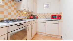 Apartment (2 Bedrooms) | Private kitchen - Comfort + Convenience - Festival Base W/parking! (Edinburgh)