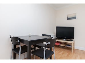 Apartment (2 Bedrooms) | In-room dining - Comfort + Convenience - Festival Base W/parking! (Edinburgh)