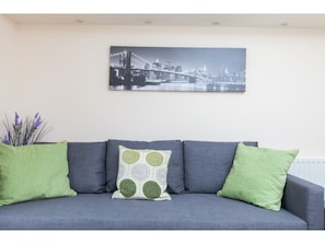 Apartment (2 Bedrooms) | Living room - Comfort + Convenience - Festival Base W/parking! (Edinburgh)