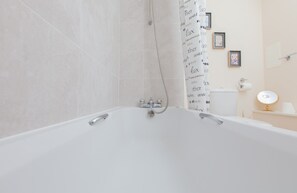 Apartment (2 Bedrooms) | Deep soaking bathtub