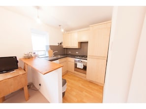 Huoneisto (1 Bedroom) | Yksityinen keittiö | Täysikokoinen jääkaappi, mikroaaltouuni, uuni, liesi