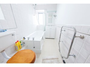 Departamento (1 Bedroom) | Baño | Regadera, amenidades de baño gratuitas, secadora de cabello, toallas 