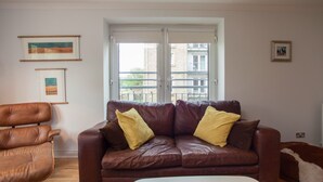 Living area - Gorgeous 2 Bed Flat in Historical Edinburgh (Edinburgh)