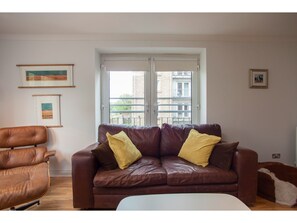 Living area - Gorgeous 2 Bed Flat in Historical Edinburgh (Edinburgh)