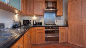 Full-size fridge, microwave, stovetop, cookware/dishes/utensils - Gorgeous 2 Bed Flat in Historical Edinburgh (Edinburgh)