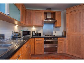 Full-size fridge, microwave, stovetop, cookware/dishes/utensils - Gorgeous 2 Bed Flat in Historical Edinburgh (Edinburgh)