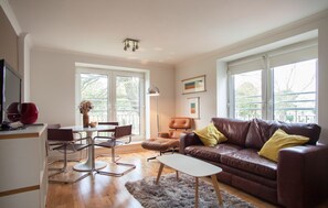 Living area - Gorgeous 2 Bed Flat in Historical Edinburgh (Edinburgh)