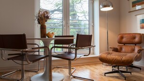 Living area - Gorgeous 2 Bed Flat in Historical Edinburgh (Edinburgh)