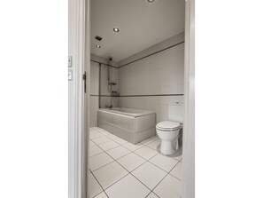 Combined shower/bathtub, free toiletries
