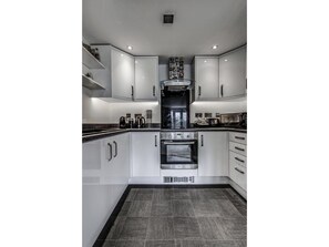 Full-sized fridge, microwave, coffee/tea maker, cookware/dishes/utensils - Clean, Bright 2BR Manchester Flat for 4 (Salford)