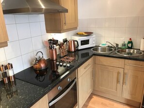 Großer Kühlschrank, Mikrowelle, Wasserkocher mit Kaffee-/Teezubehör