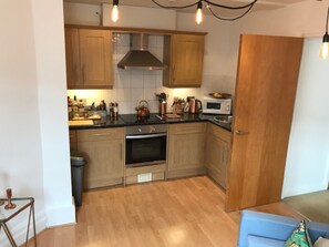 Full-sized fridge, microwave, coffee/tea maker, cookware/dishes/utensils - City Centre Living in the Heart of Bristol (Bristol)