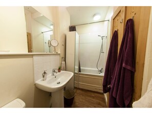 Apartment, 1 Bedroom | Bathroom | Free toiletries, hair dryer, towels - Cosy, Modern Flat in Covent Garden (London)