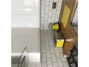 대용량 냉장고, 전자레인지, 커피/티 메이커, 조리 도구/접시/주방 기구