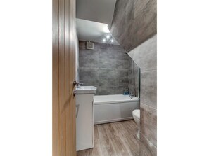 Ensemble baignoire-douche, articles de toilette (gratuits)