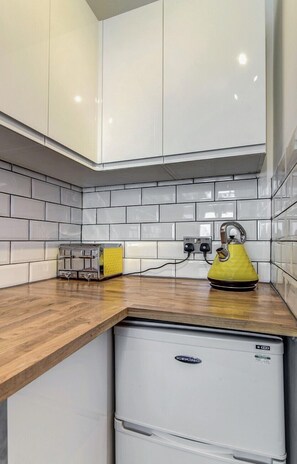 Full-size fridge, microwave, coffee/tea maker, cookware/dishes/utensils - Fantastically Modern, Clean 1 Bedroom Flat for 4 (Manchester)