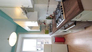 Coffee/tea maker, full-size fridge, microwave, stovetop