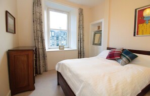 1 bedroom, iron/ironing board, free WiFi - Bright, Spacious Flat For 2 in Edinburgh (Edinburgh)