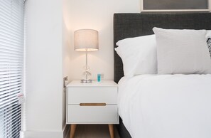 2 bedrooms, iron/ironing board, free WiFi - Chic & Newly Refurbished Townhouse in Bath (Bath)