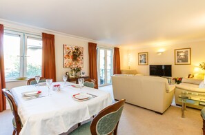 Apartment (1 Bedroom) | In-room dining - Central Flat With Garden View Ideal for Couples (London)