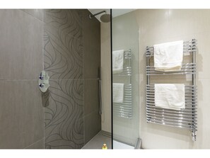 Apartment (1 Bedroom) | Bathroom shower - Central Flat With Garden View Ideal for Couples (London)