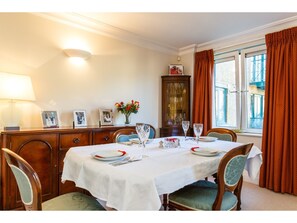Apartment (1 Bedroom) | 1 bedroom, iron/ironing board, free WiFi, bed sheets - Central Flat With Garden View Ideal for Couples (London)
