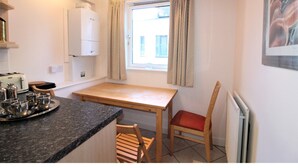 Private kitchen - Charming 2BR Flat for 6 In Historic Old Town (Edinburgh)
