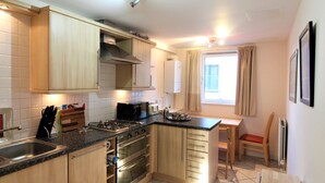 Private kitchen - Charming 2BR Flat for 6 In Historic Old Town (Edinburgh)