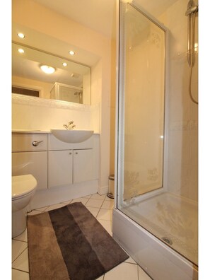 Separate bathtub and shower, free toiletries, hair dryer, towels