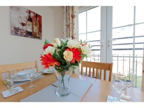 In-room dining - Giles St Gem - Spacious, Near The Shore, Parking (Edinburgh)