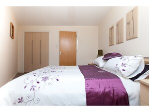 1 bedroom, iron/ironing board, free WiFi, bed sheets - Giles St Gem - Spacious, Near The Shore, Parking (Edinburgh)