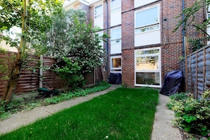 Property grounds - Fantastic, Spacious 1BR Garden Flat With BBQ (London)