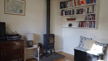 2 bedrooms, iron/ironing board, travel cot, free WiFi