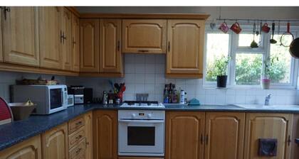 Comfortable Family Home in Oxford With Parking