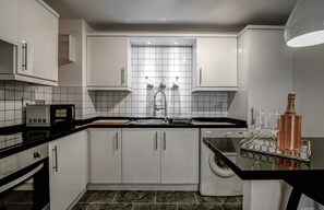 Kjøleskap, mikrobølgeovn, kaffetrakter/tekoker og kjøkkenutstyr