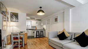 Unclassified image, 4 of 17, button - Gorgeous and Modern, Central Manchester apt for 6 (Manchester)