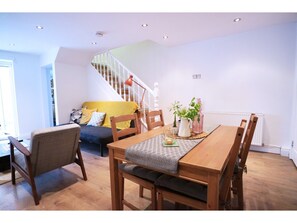 In-room dining - Cosy and Quiet 1BR Flat in Trendy East London (London)
