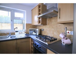 Full-sized fridge, microwave, coffee/tea maker, cookware/dishes/utensils - Cosy and Quiet 1BR Flat in Trendy East London (London)