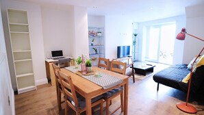 In-room dining - Cosy and Quiet 1BR Flat in Trendy East London (London)