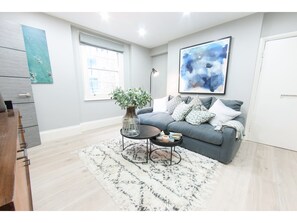 Apartment (1 Bedroom) | Wohnbereich | Fernseher