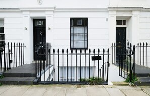 Front of property - Lovely & Central Garden Flat in Victoria (London)