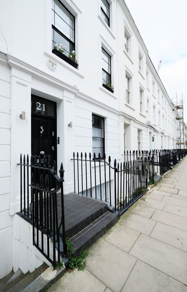 Property entrance - Lovely & Central Garden Flat in Victoria (London)
