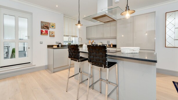 Apartment (2 Bedrooms) | In-room dining - Hi-spec Flat in the Heart of Brighton's Lanes (Brighton)