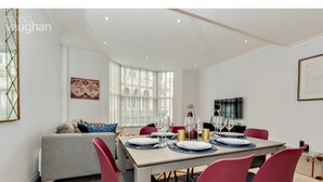 Apartment (2 Bedrooms) | In-room dining - Hi-spec Flat in the Heart of Brighton's Lanes (Brighton)
