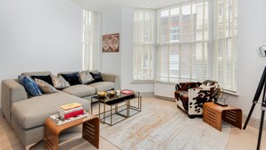 Apartment (2 Bedrooms) | Living area - Hi-spec Flat in the Heart of Brighton's Lanes (Brighton)
