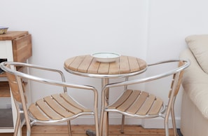 Apartment (1 Bedroom) | In-room dining - Cozy 1-bed Flat in Stockbridge Sleeps 4 (Edinburgh)