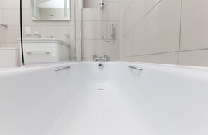 House, 4 Bedrooms | Bathroom | Free toiletries, hair dryer, towels - Historic Stone Built 4BR Cottage for 8 W/parking (Edinburgh)