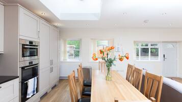 House, 4 Bedrooms | In-room dining