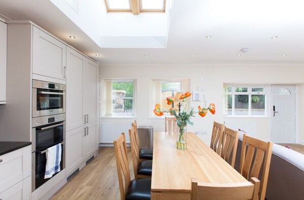 تناول الطعام داخل الغرفة